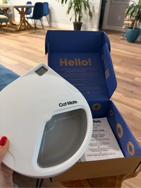 Cat Mate Automatic Feeder in White & Gray